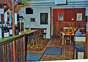 Blick entlang der Kneipen-Theke in den Raum.
